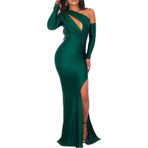 Mörkgrön balklänning med slits och oneshoulder - Armen är avtagbar. Draperad vid rumpan. HELT NY, prislappen kvar. Från ”Amoris by cd” perfekt inför balen! ✨priset kan diskuteras 