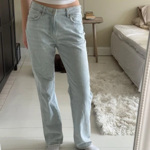Ljusblå jeans low waist - Säljer ett par ljusblå jeans med låg midja och raka ben. Knappt använd och är därav i mycket fint skick! Sitter perfekt på mig i längden som är 175cm.