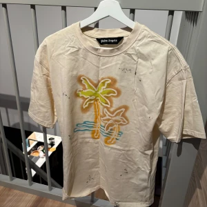 Palm angels tshirt  - Palm angels tshirt i beige färg med tryck där bak. Storlek M och i bra skick 