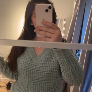 Ljusgrön stickad v-ringad tröja - Mysig ljusgrön stickad tröja med v-ringning. 