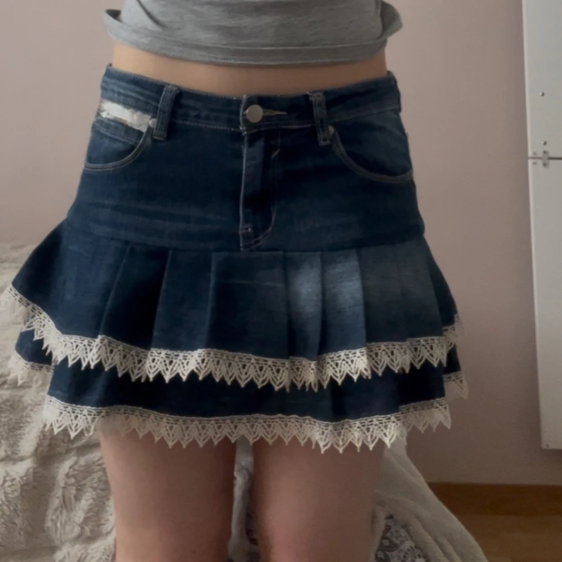 Jeanskjol med volang och spetsdetaljer - 2