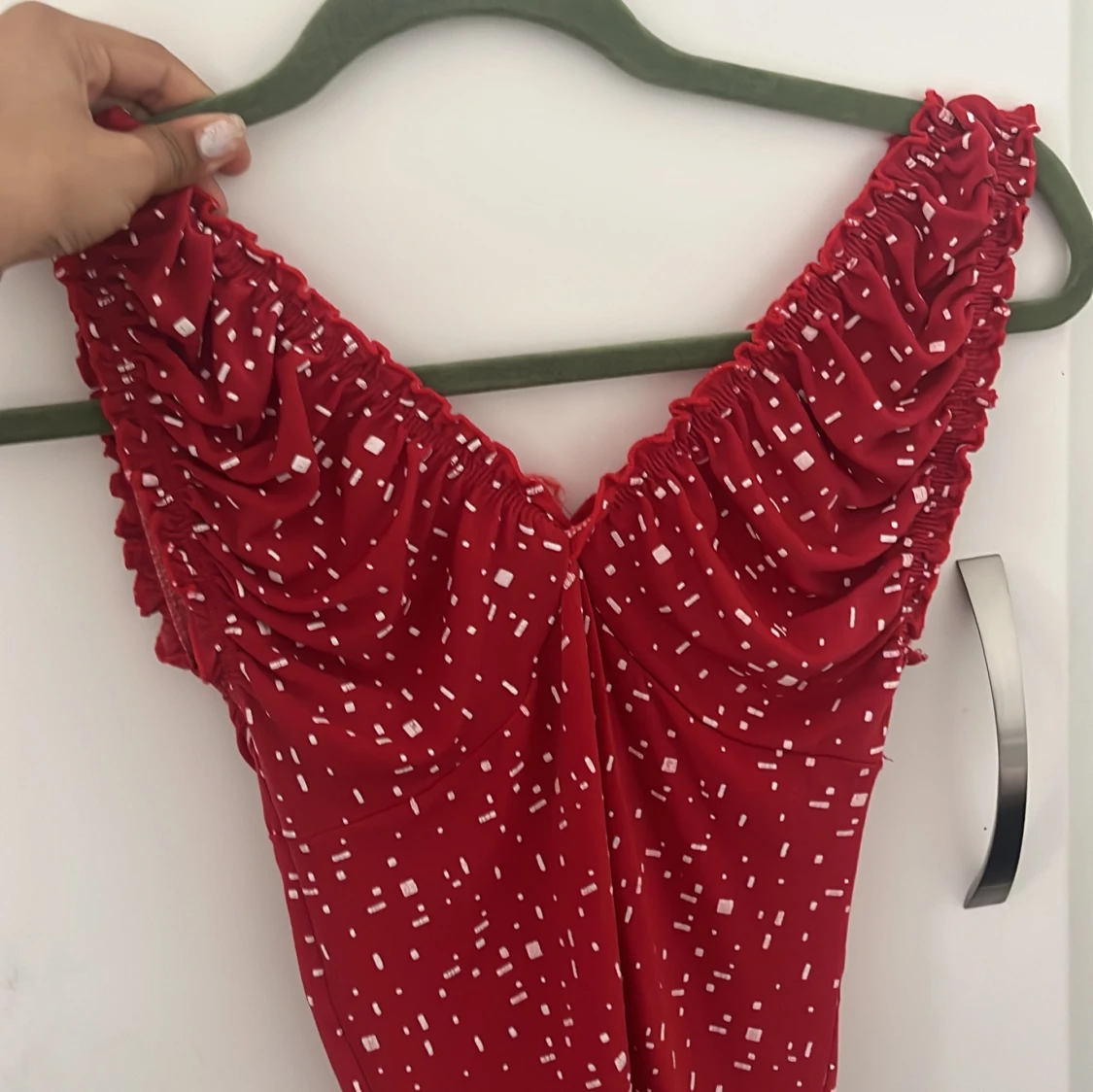 Röd kortklänning med vita mönster och rynkade axlar - 1