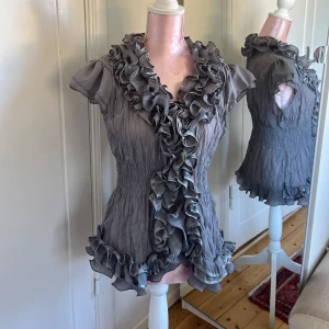 Blus - Blus med mycket fina detaljer 🩶 lite lösa trådar men inget som syns!