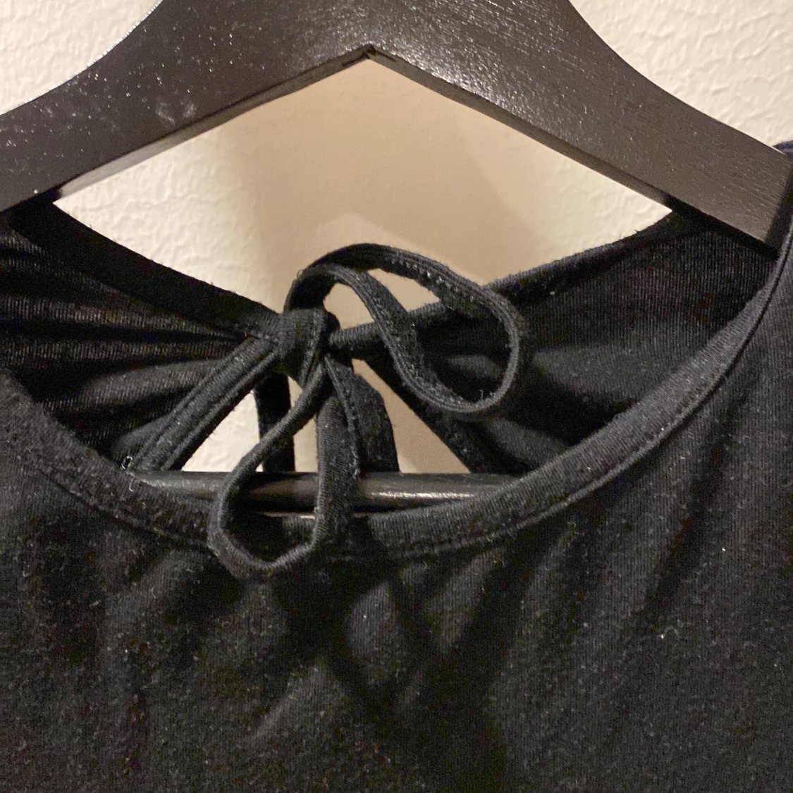 Svart långärmad topp med knyt och öppen rygg - 2