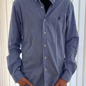 Ralph Lauren Skjorta - Tja! Säljer denna feta Ralph Lauren skjorta i storlek M. Perfekt till sommaren!☀️ Priset är Absolut prutbart!!