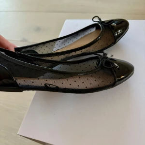 Ballerinaskor💓 - Super söta ballerinaskor, använt 1 gång💓💓 passar till allt och prefekt nu till sommaren och våren!!🌸🌸