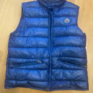 Blå Moncler GUI väst - Fet väst som passar inför sommaren, skicket är 9,9/10 (använd en gång) men är helst ute efter byten