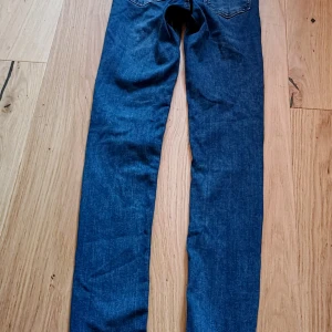 Blå skinny jeans med hög midja molly - Säljer ett par klassiska blå skinny jeans med hög midja. Jeansen har fem fickor, smal passform och är tillverkade i ett stretchigt denimtyg. Perfekta för dig som gillar en tajt siluett och enkel stil. Använda enstaka gång. De är i mycket bra skick 