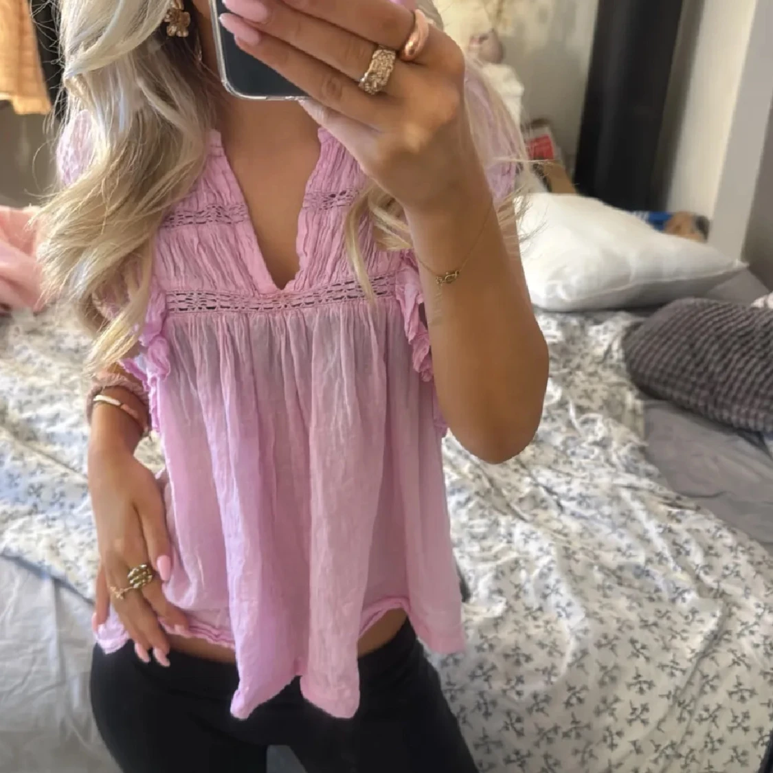 Ljusrosa blus med volangdetaljer