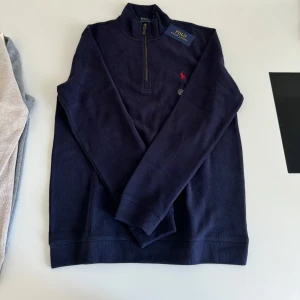Blå Polo Ralph Lauren half zip - Blå Polo Ralph Lauren half zip, perfekt tunn material inför sommaren! Helt ny, slim fit, storlek M/L, skick 10/10 ENDAST 599kr