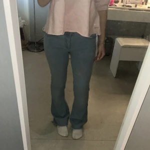 Ljusblå bootcut jeans från LCW Jeans - Säljer ett par ljusblå jeans från LCW Jeans med bootcut-modell. Jeansen har klassisk femficksdesign, normal passform och stängs med dragkedja och knapp.