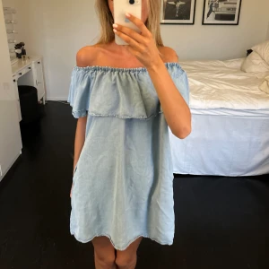 Volang klänning  - Så fin klänning från Zara, storlek Xs💙