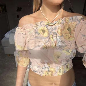 Blommig blus - Superfin somrig kort blus, köpt vintage. Bra skick!❤️