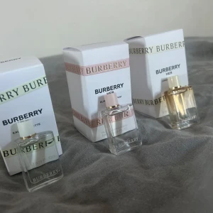 Burberry miniparfymer i glasflaskor - Säljer tre miniparfymer från Burberry i eleganta, genomskinliga glasflaskor med guld- och silverfärgade lock. Parfymerna kommer i vita kartonger med Burberrys logga och olika färgade band. Perfekt för dig som vill testa olika dofter från Burberry. Saknas tyvärr en av dofterna, orginal pris för alla fyra är 610kr men efter som en saknas sänks det till 300/ pris kan diskuteras 💗💗💗