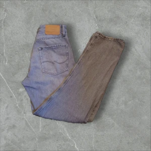 Jack&Jones jeans - Tjena jag säljer ett par grå jeansbyxor i relaxed fit, modellen heter Relaxed/Chris. Klassisk femficksdesign med en enkel bakficka och läderpatch i midjan. Perfekta för en avslappnad stil. Kan gå ner i pris vid snabb affär😁