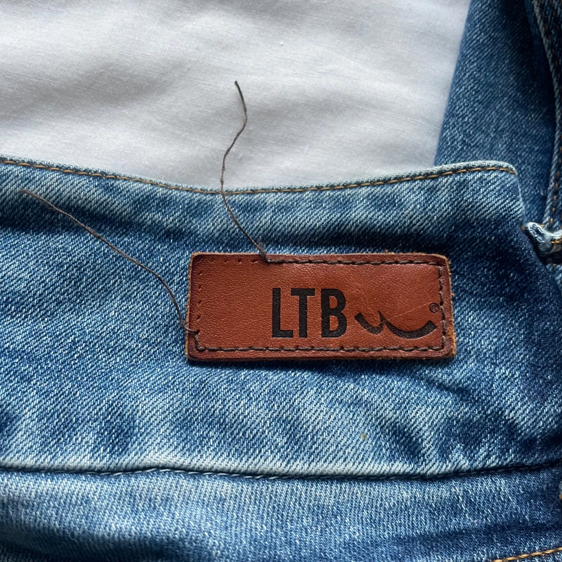 Blå bootcut jeans med slitningar från LTB - 4