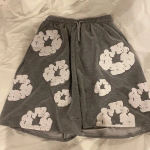 Denim Tears Shorts - Gråa denim tears shorts perfekta inför sommaren. Priset är ej hugget i sten  
