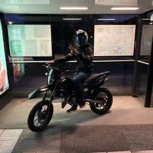 Hjälm airoh  - Säljer en svart motorcykeljacka med dragkedja och hög krage. Jackan har lång ärm och en stilren, sportig look som passar perfekt för dig som gillar att köra hoj.