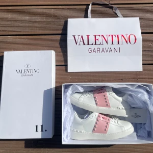 Valentino Rockstud Untitled Sneakers - Säljer mina helt nya och oanvända Valentino skor med rosa nitar då de är för små på mig,medföljer Valentino påse,orginalförpackning och sertifikat.Ny pris 6000kr Hör gärna av er vid funderingar.😊