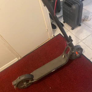 Svart elscooter - El sparkcykel räckvidd är 40km hastigheten är 20km i timmen och kan bära på 120kg den har även blinkers som fungerar. Däcken är punkterings fria och de finns inga problem på elsparkcyckeln gamla pris 4000kr säljer för 2750kr kommer även med laddare 