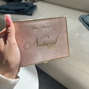 Too faced palett - Säljer min jättefina too faced palett som är slutsåld på många ställen och inte säljs speciellt mycket. Den är använd men fortfarande väldigt fin. Den har två highlights, två blush och två bronzers. Nypris ligger på 600 kr ungefär