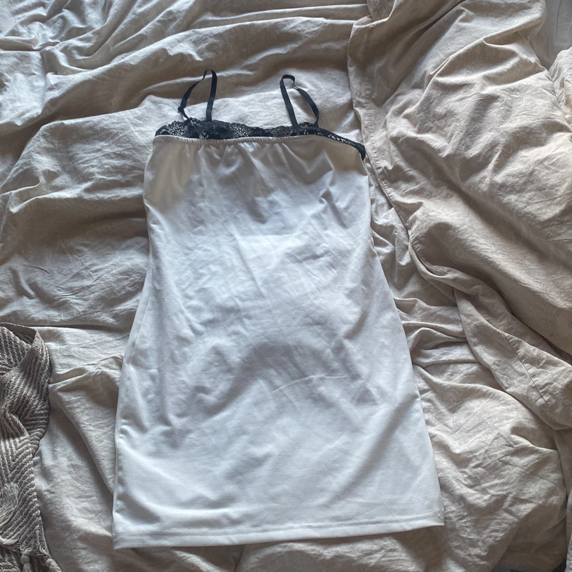 Vit kortklänning med svarta spetsdetaljer