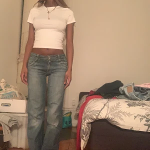 skit snygga jeans - Skit low-waist snygga jeans som köptes för ungefär 8 månader sen. Sitter så bra och passar dig som bär storlek XS och är mellan 150-159 cm lång. Jag har storlek XS och är 159 cm❤️