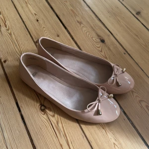 Rosa ballerinaskor  - Super söta ballerinaskor i en beige rosa färg💕💕