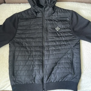 J Lindeberg cardigan - Säljer nu min J Lindeberg cardigan i storlek L. Nypris någonstans runt 2000kr. Pris går att diskutera och kom pm för fler frågor och bilder.