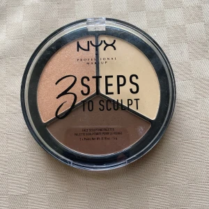 NYX 3 Steps to Sculpt Face Sculpting Palette Light - NYX 3 Steps to Sculpt är en ansiktspalett med tre nyanser: en skimrande highlighter i champagne, en matt ljus puder och en matt brun contour. Perfekt för att skulptera och framhäva ansiktet. Rund dosa med genomskinligt lock. Använd en gång. 