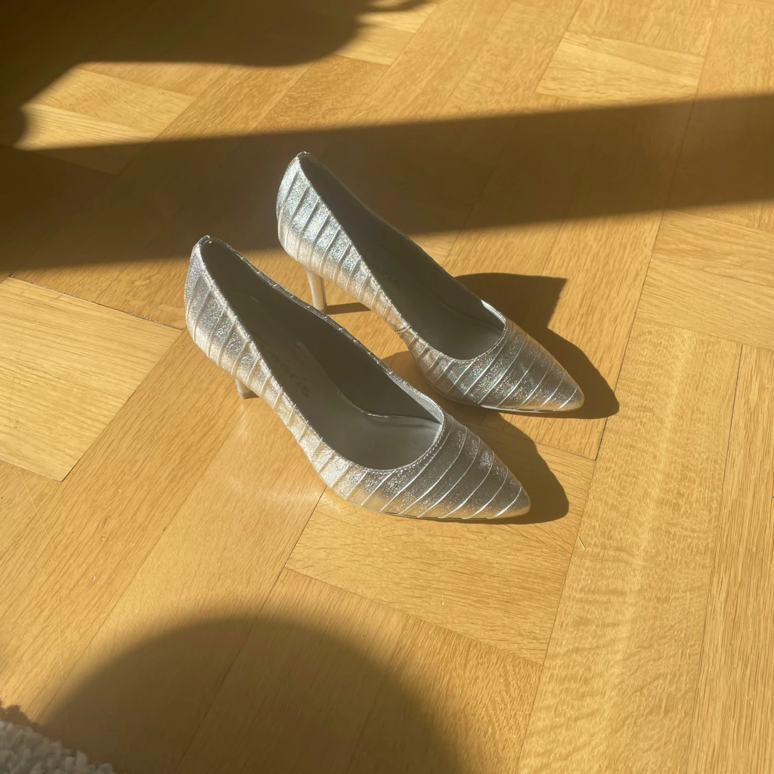 Silvriga pumps med klack från Tamaris