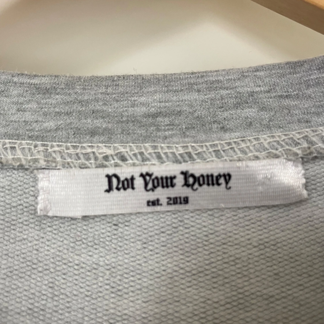 Grå sweatshirt med tryck från Not Your Honey - 1