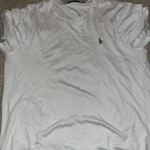 Vit Polo Ralph Lauren T-shirt  - Najs ralph lauren t shirt den är skön najs boss grisch den är allt alla guzzar gillar den men måste sälja den för att andra ska få se hur de känns o få massa guzzar 
