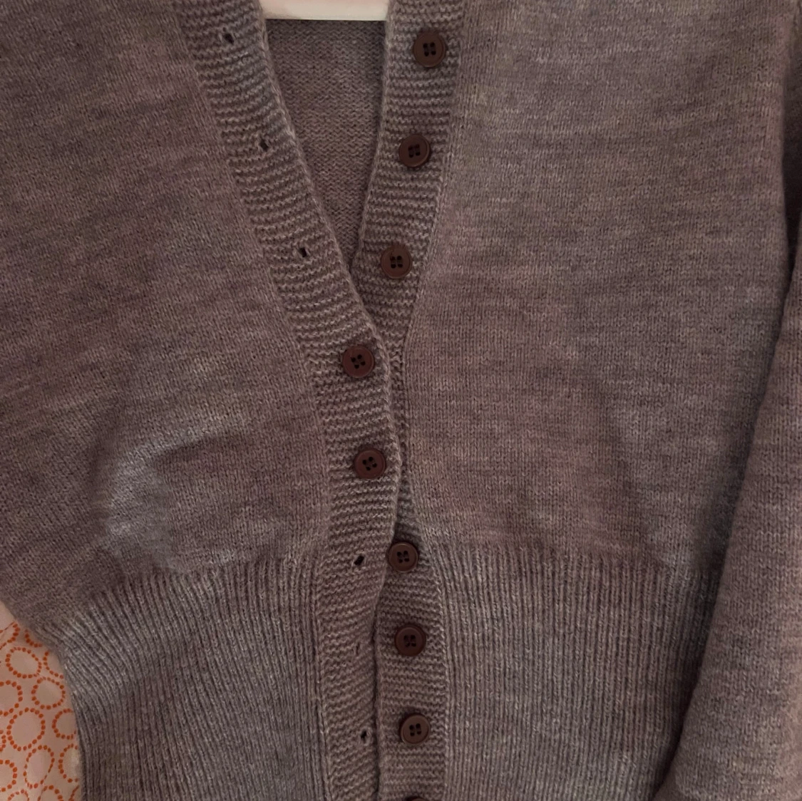 Grå stickad kofta med knappar - 2