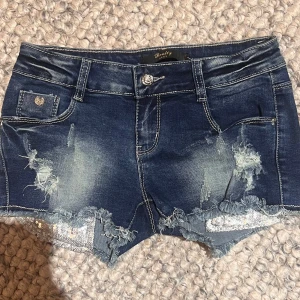 Jeansshorts med låg midja och glitterdetaljer  - Jättefina, bra skick!