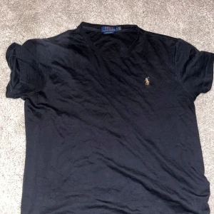 Svart t-shirt från Polo Ralph Lauren - Najs svart raffe tvär skön och den är snygg