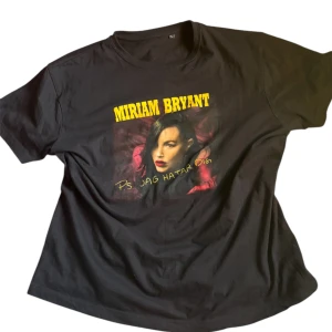 Miriam Bryant merch tshirt - Merch från Miriam Bryant, begränsad och slutsåld upplaga. Storlek unisex L, sparsamt använd