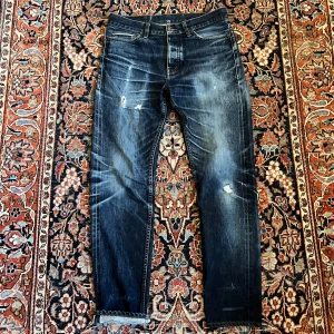 Raw Selvage jeans! - Sjukt snygga jeans från dr.denim med en sjuk selvage wash. Selvage/selvedge menas att de mycket finare material än vanliga jeans och de skapar sin egen wash under tid. Dessa har använts väldigt fint och därför priset. Midja:41 längd:101