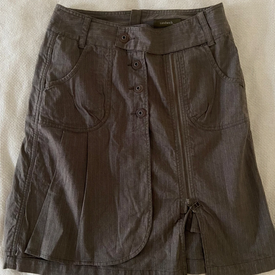 Brun kjol med knappar från Sandwich