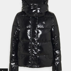 Jacka - Säljer min snygga Calvin Klein jacka då den inte kommer till användning längre. Jackan är i väldigt bra skick! Pris kan diskuteras💞