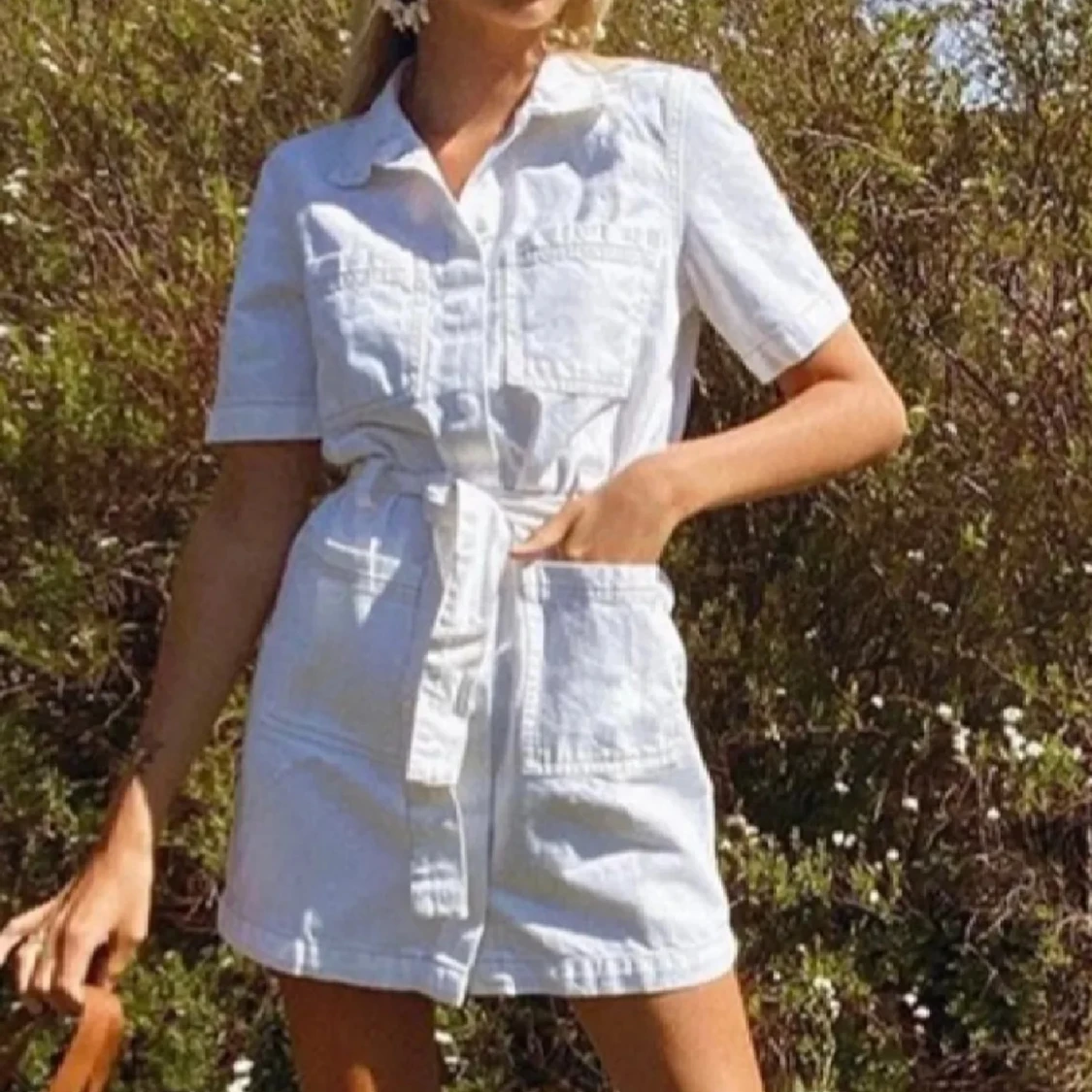 Vit kortärmad jeansklänning med bälte