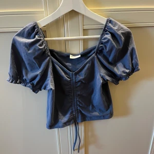 Blå topp med puffärmar  - Blå fin topp i mycket bra skick, knappt använd. 