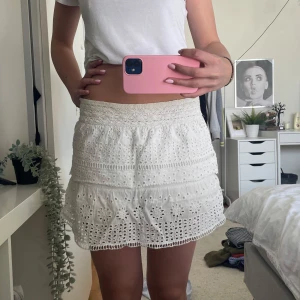 Vit volangkjol från Zara - Jätte fin, inga defekter. Har insydda shorts. Det är strlk 13-14 år men passar mig som vanligtvis är S/M❤️