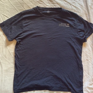 Mörkblå t-shirt från SOC - En basic mörkblå t-shirt från SOC. Skriv för funderingar 
