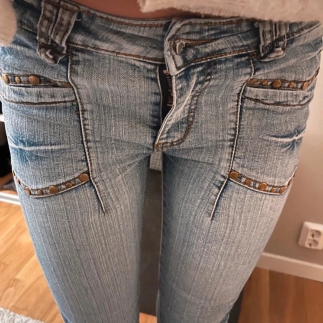 Ljusblå bootcut jeans med nitar - 2