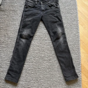 Replay Anbass  - Replay Anbass jeans w 33 L 32! Längd 102 cm  Midjemått 41 cm x 2  Materialet är mycket stretchigt! Så passar lite större, sitter slim.