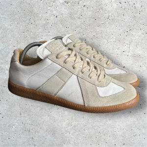 Maison Margiela GATs | 41,5 - Tvärfeta maison margielas - skick 8,5/10 - nypris 6700kr - medföljer endast skor - storlek 41,5 men passar även 42 - skriv vid fler frågor!