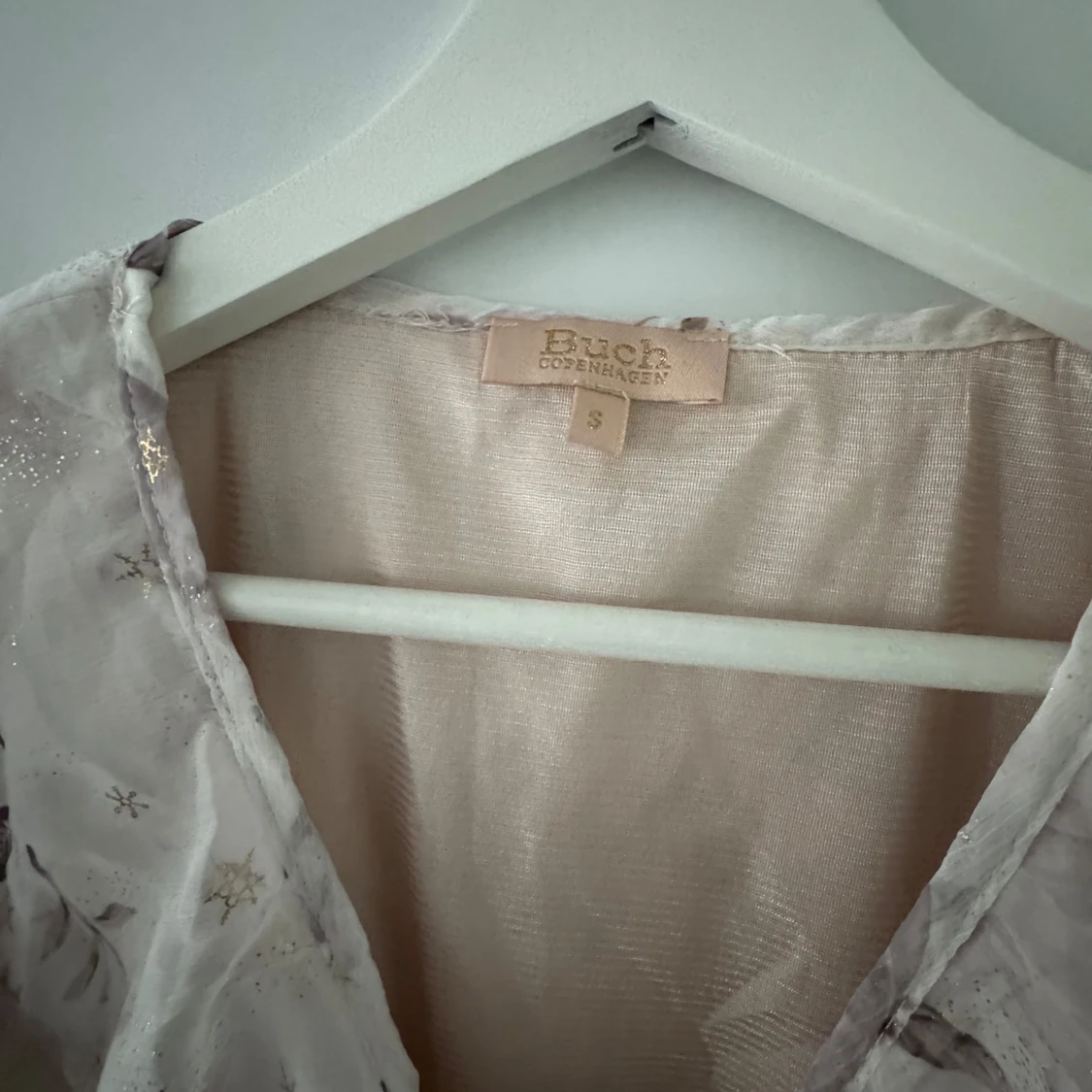 Ljusblommig volang jumpsuit med knytband - 4