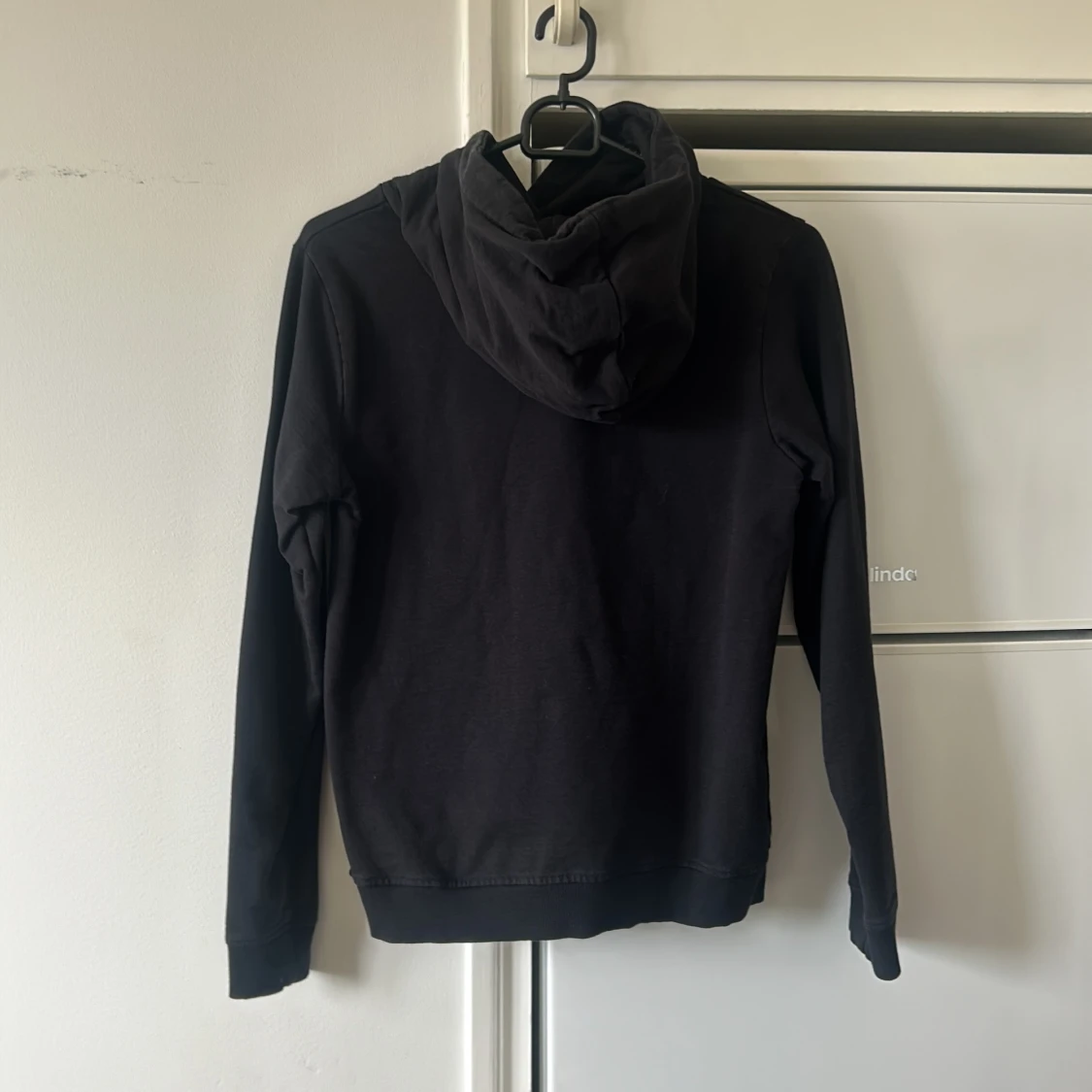 Svart hoodie med STHLM-tryck - 1