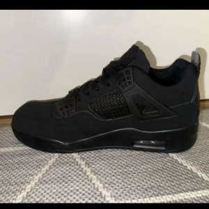 Svarta Nike Air Jordans sneakers - Säljer ett par helsvarta Nike Air Jordans sneakers med klassisk siluett och meshdetaljer på sidorna. Skorna har snörning, rund tå och platt sula. Perfekta för dig som gillar stilrena och sportiga skor. Kan sänka vid snabb affär 